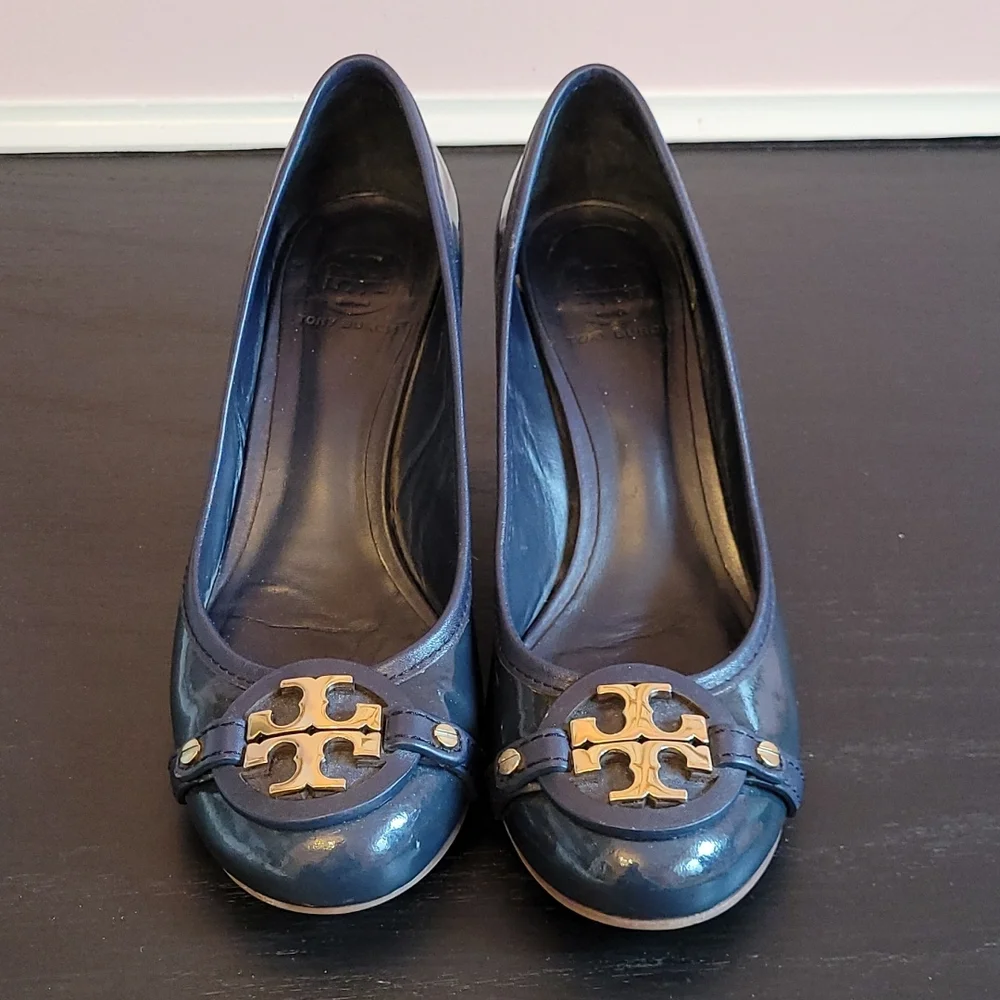 TORY BURCH navy pumps